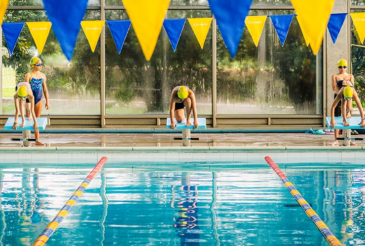 Persona en clase de natación Colsubsidio