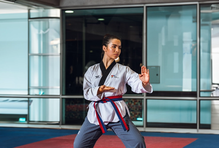 Chica en clase de taekwondo