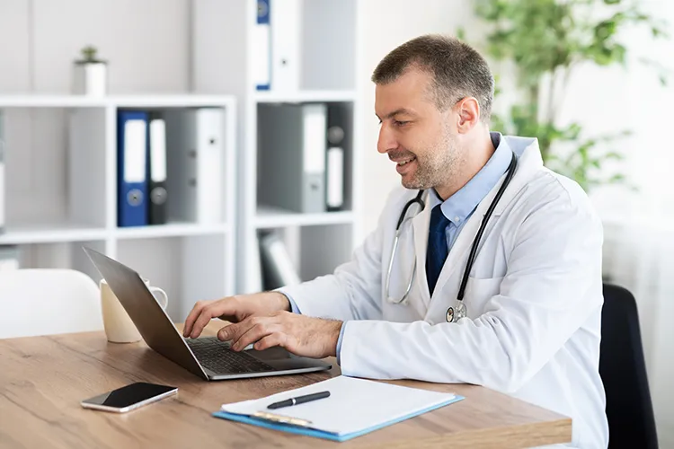 Medico frente a su computador