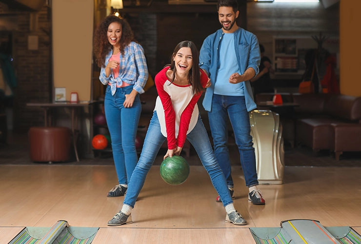 Familia jugando bolos