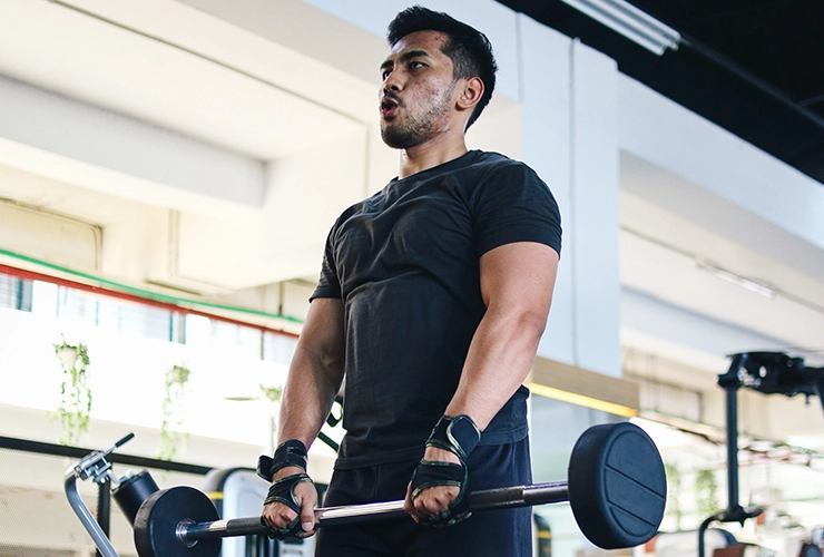 Hombre levantando pesa en gimnasio