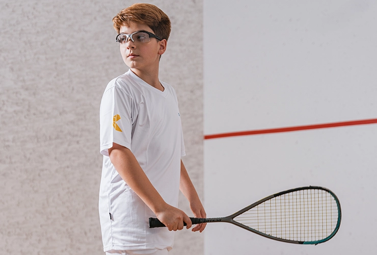 Niño jugando racquetball 