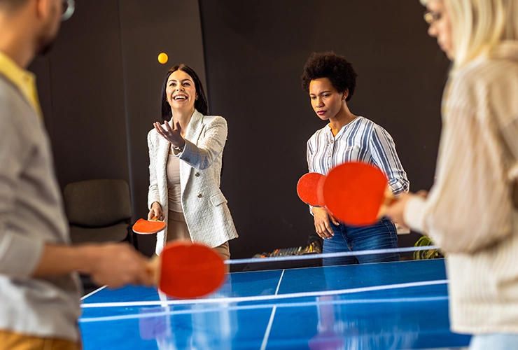 Personas jugando tenis de mesa