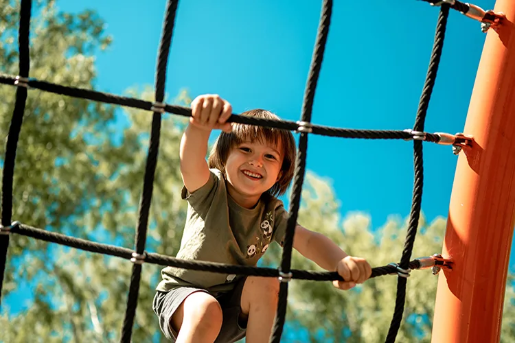 Niño en zona de juegos Colsubsidio