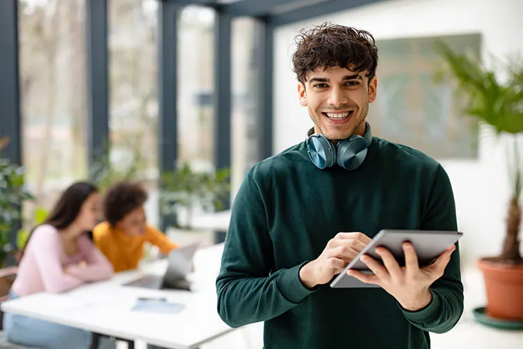 Hombre sonriendo con su tablet