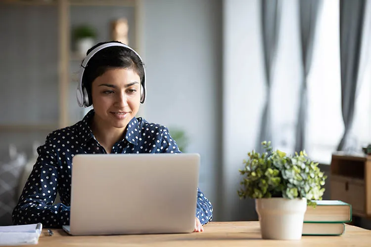 Mujer estudiando frente a su computador