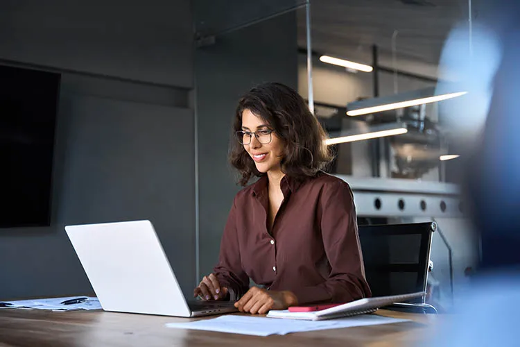 Mujer frente a su computadora