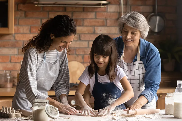 Abuela, madre e hija cocinando