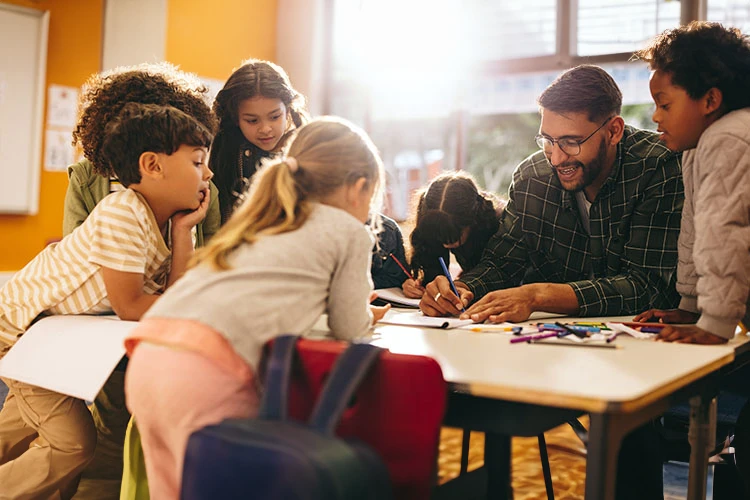 Niños haciendo tareas lúdicas