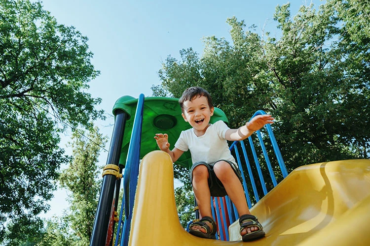 Niño jugando en parque