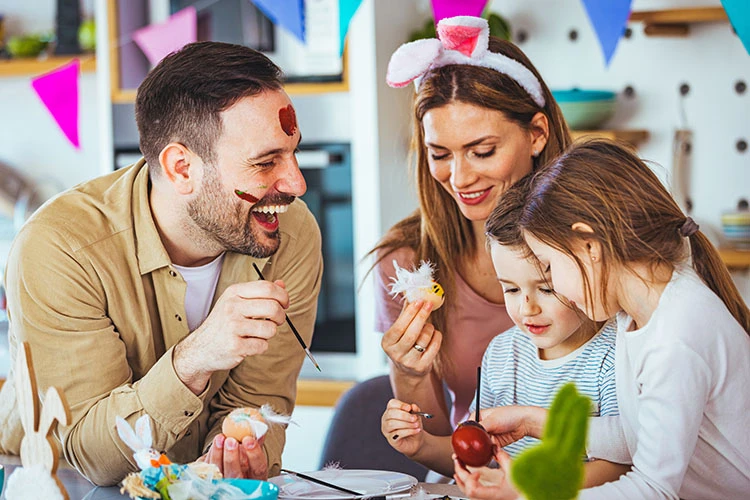 Personas en familia haciendo tareas de artes