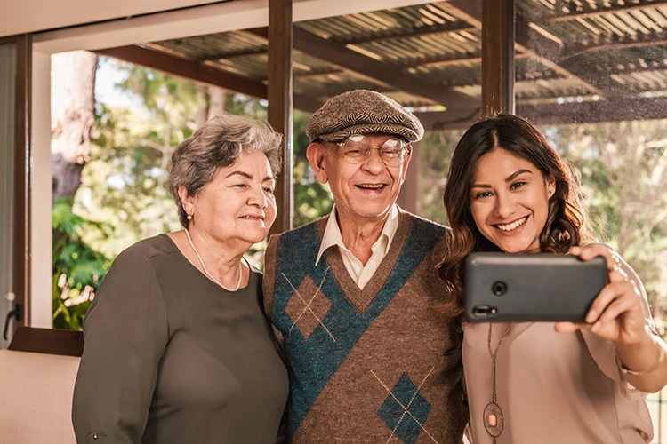 Familia feliz tomándose fotos