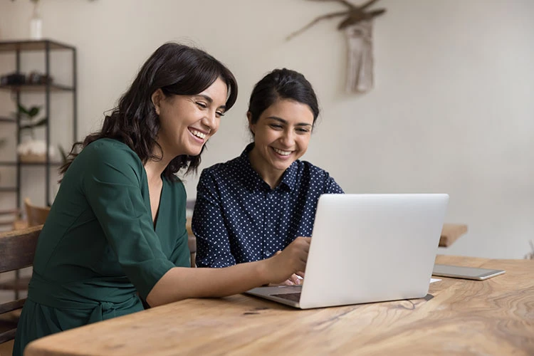 Mujeres revisando computador