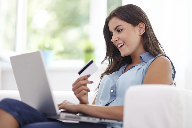 Mujer revisando computador