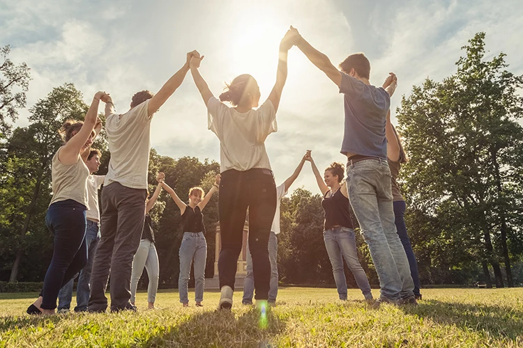 Personas haciendo actividades al aire libre