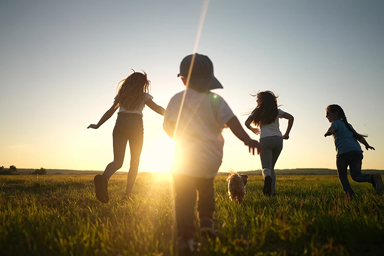 Niños corriendo en el campo