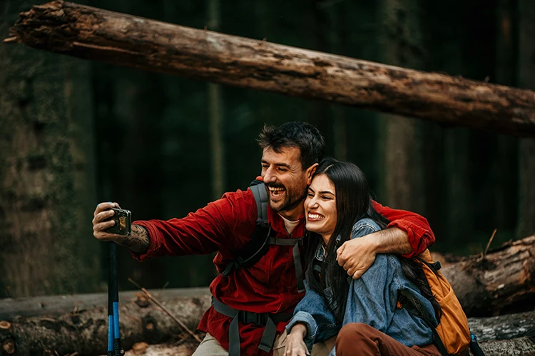 Pareja haciendo actividades al aire libre