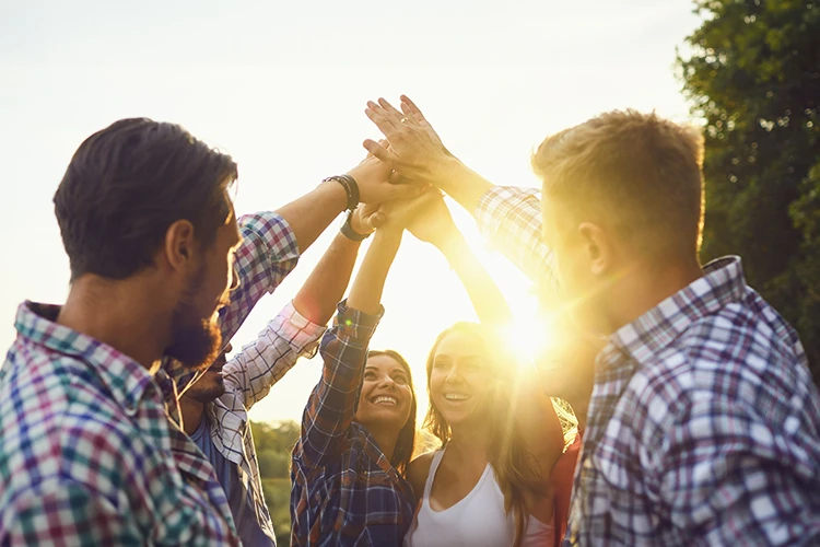 Grupo de personas felices al aire libre