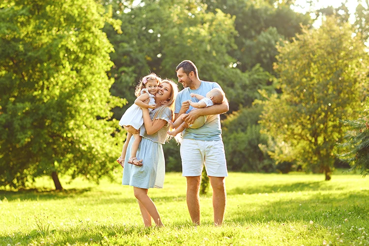 Persona feliz al aire libre