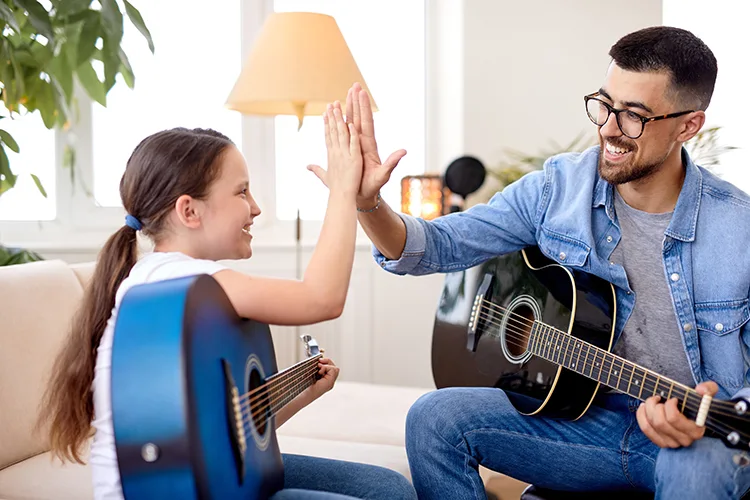 Niña en clase de guitarra