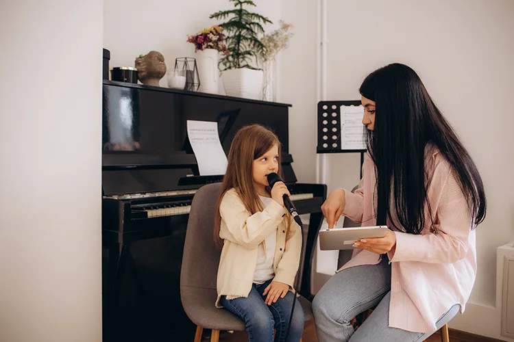 Niña en clase de canto