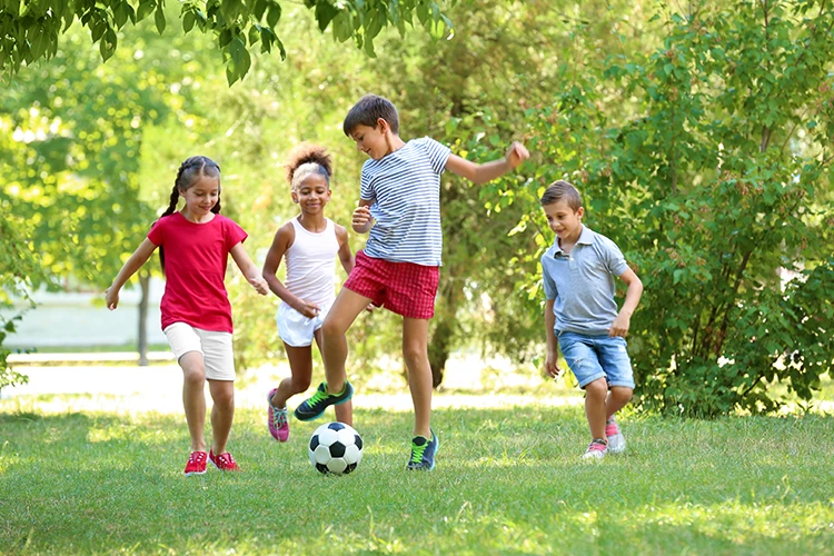 Niños jugando futbol