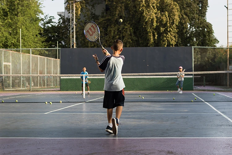 Niños jugando tenis