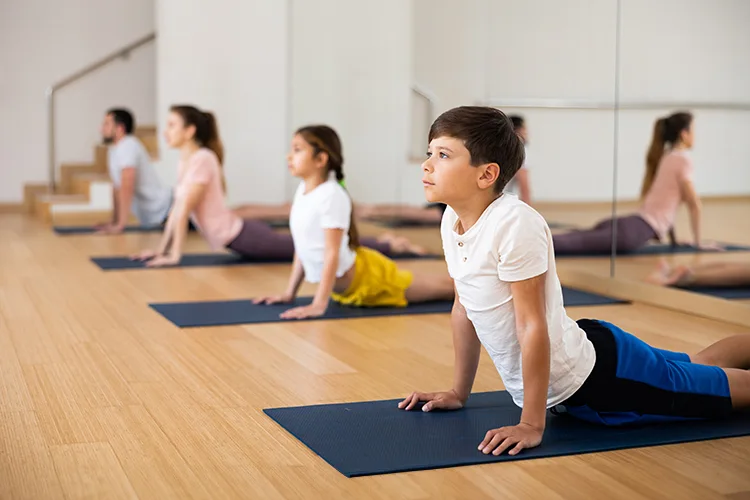 Niños haciendo yoga