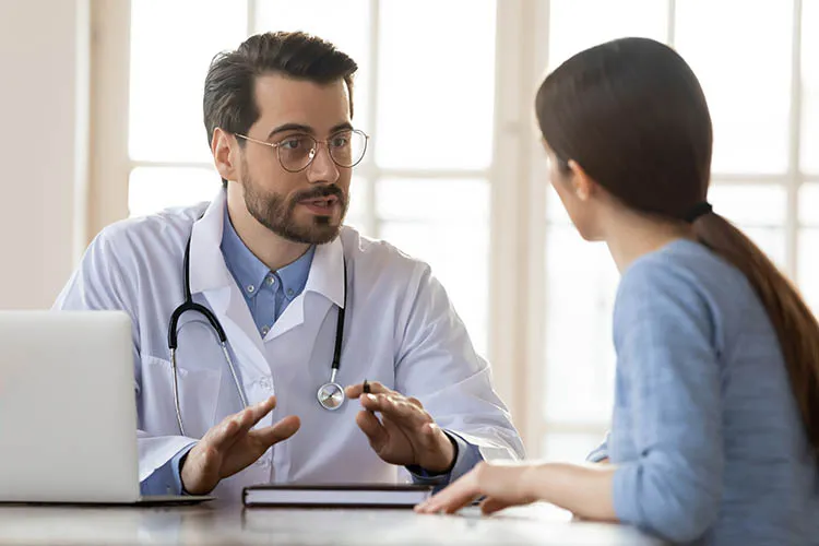 Mujer en consulta medica