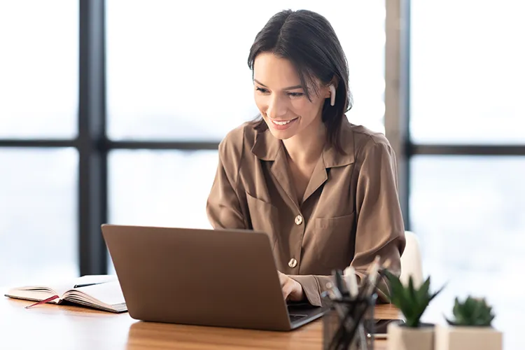 Mujer afiliando sus empleados a Colsubsidio