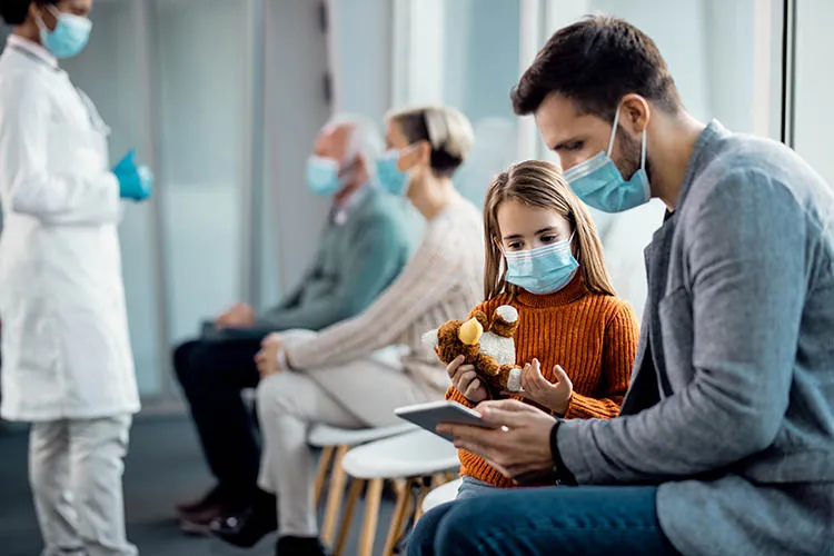 Padre e hija en centro medico