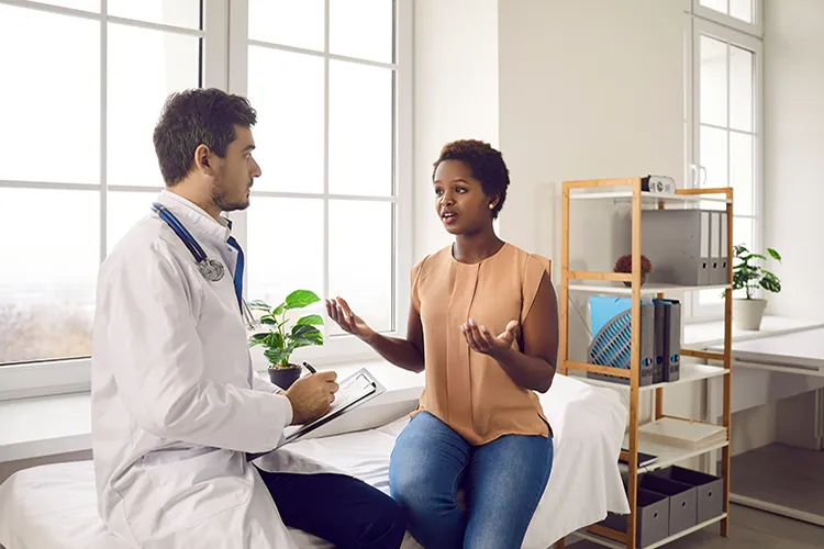 Mujer en consulta medica