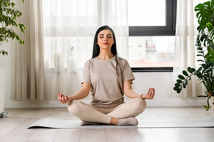 Mujer meditando