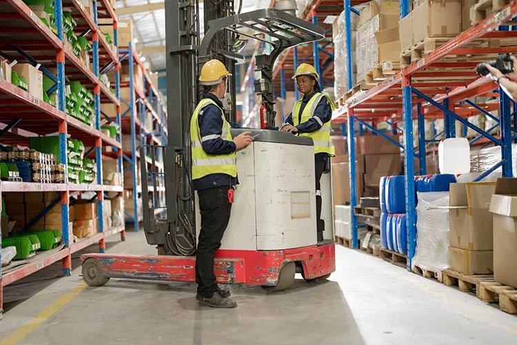 Personas trabajando en bodega