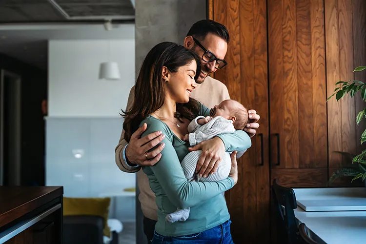 Pareja feliz con su bebe