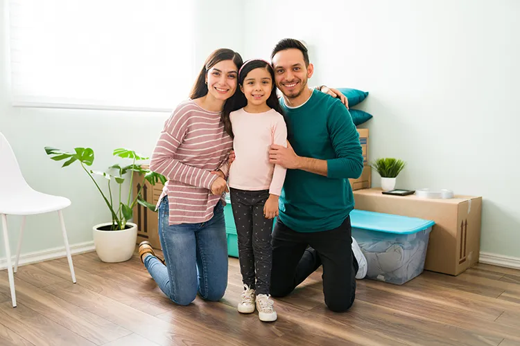 Pareja feliz con su hija