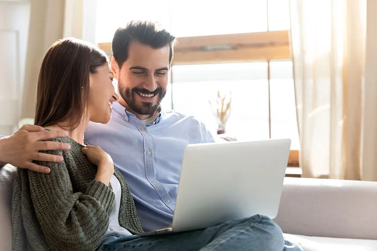 Pareja revisando su computador