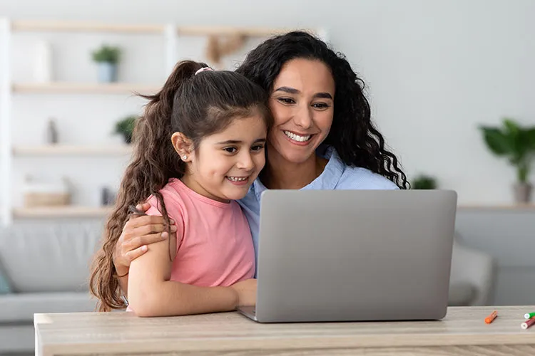 Madre e hija frente a su computador