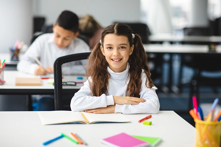 Niña en escritorio estudiando