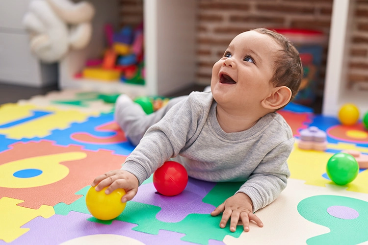 Niño jugando en el piso