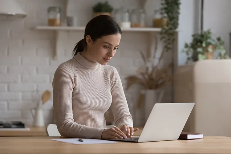 Mujer frente a la computadora