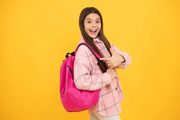 Niña con mochila escolar