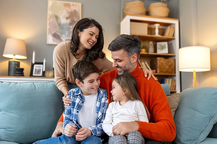 Familia feliz compartiendo