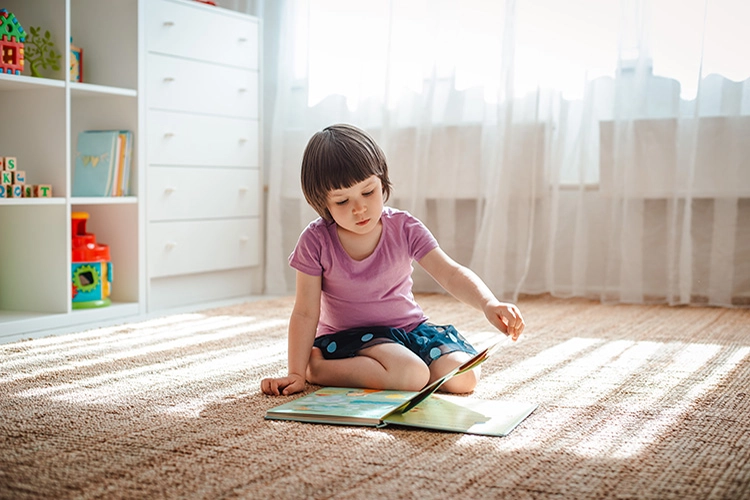 Niña leyendo libro