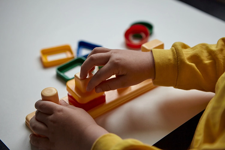 Niño jugando sobre la mesa