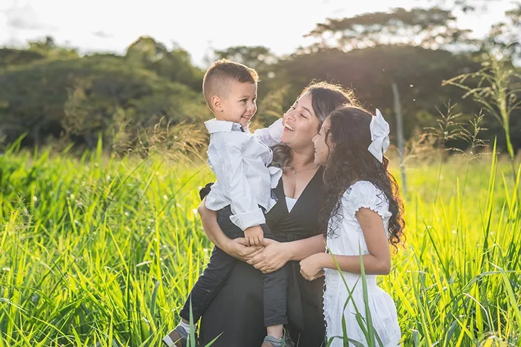 Madre e hijos al aire libre