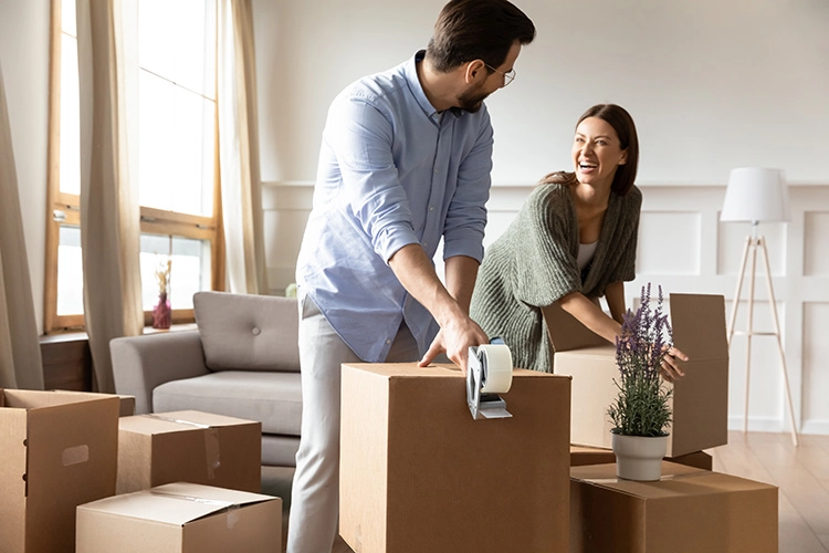 Personas empacando cajas para mudanza