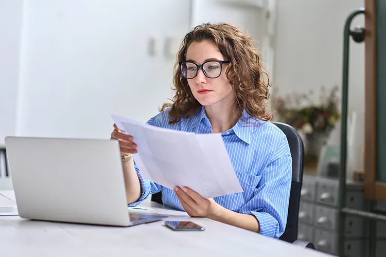 Mujer revisando papeles