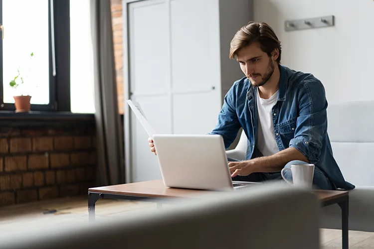 Hombre frente al computador