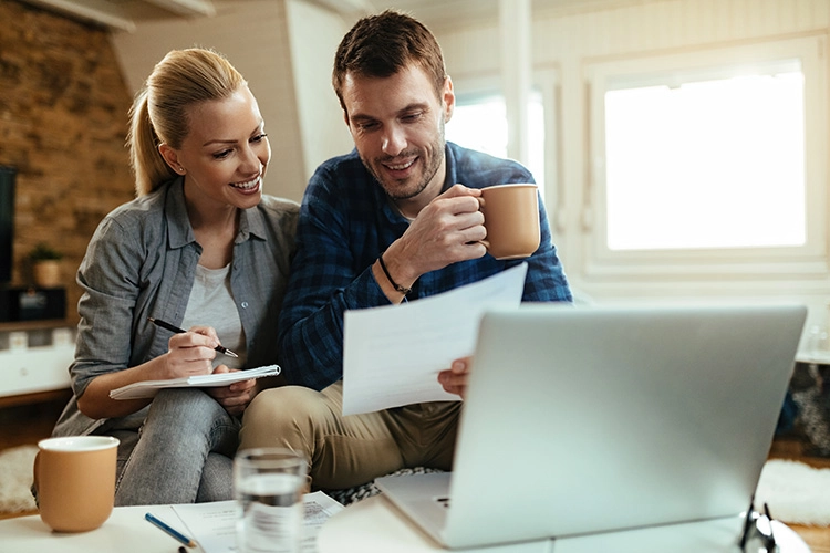 Pareja frente al computador